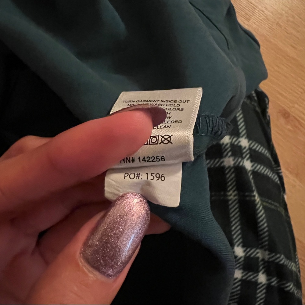 FIGS Women's Catarina One-Pocket Scrub Top - Picture 5 of 5